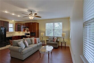 Building Photo - 905 Brentwood St