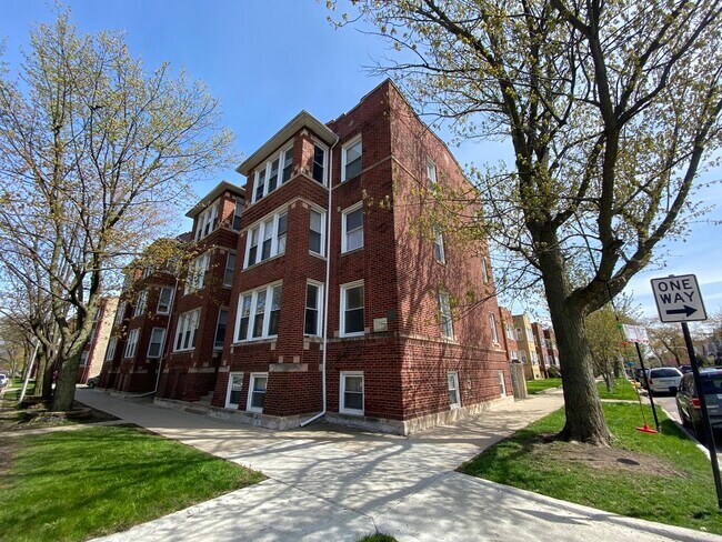 Foto del edificio - 3125 W Berteau Ave