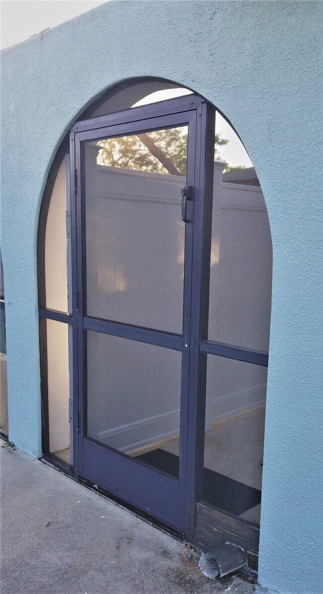 Entrada frontal privada con patio privado. - 9070 Kimberly Blvd