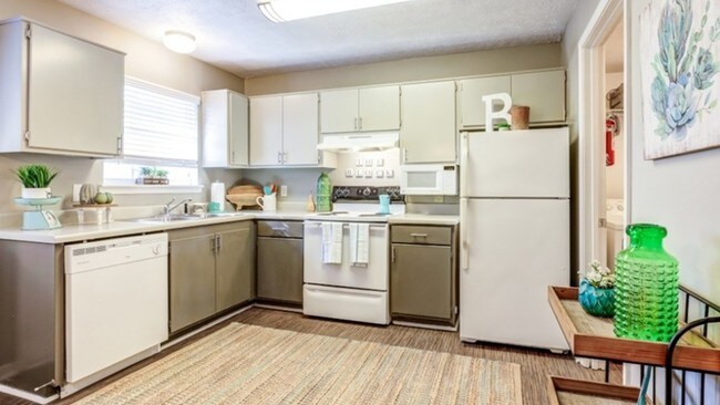 Cocina renovada con gabinetes de dos tonos - The Block Townhomes