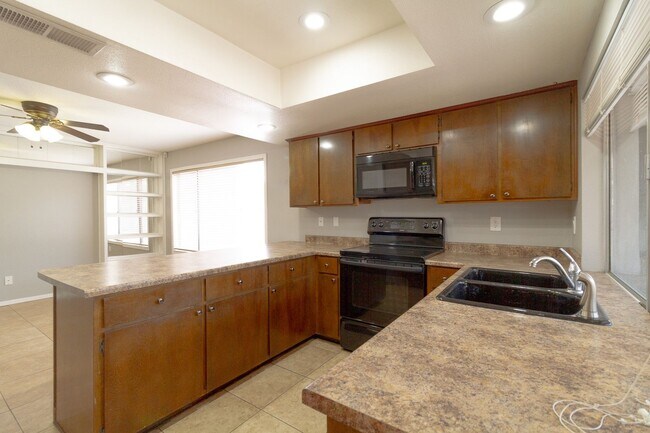 Building Photo - SUPER 3 BEDROOM 2 BATH SINGLE STORY HOME -...