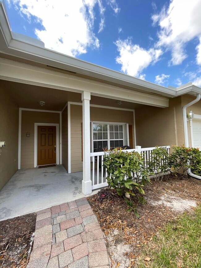 Building Photo - 623 NE Bent Paddle Ln