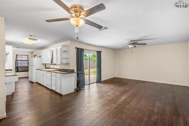 Foto del edificio - 4033 Hooper Dr