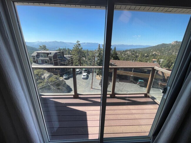 Building Photo - Beautiful townhome available now!