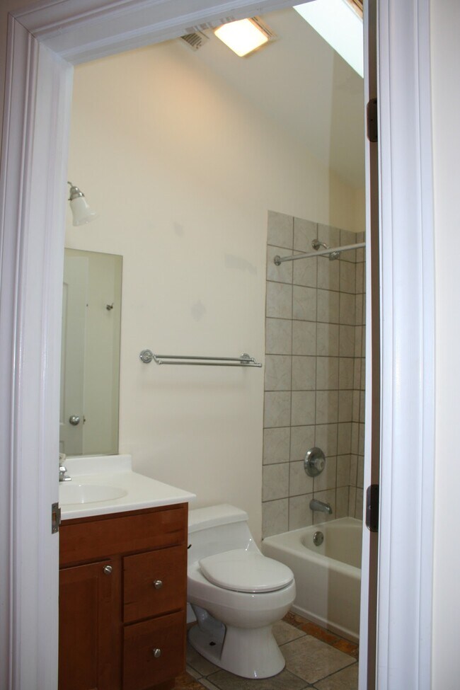 Building Photo - 3444 N Hoyne Ave