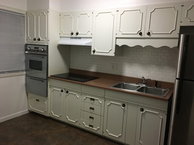 Foto del edificio - 1101 N Downey Ave