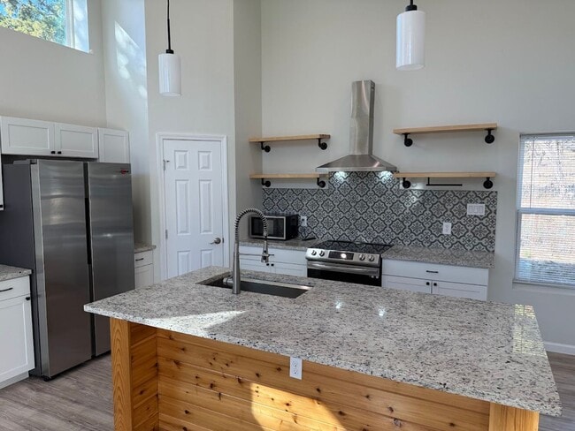 Building Photo - NEW ON MARKET