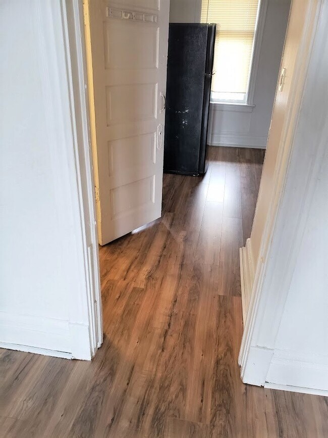 Building Photo - 2332 W 42nd St