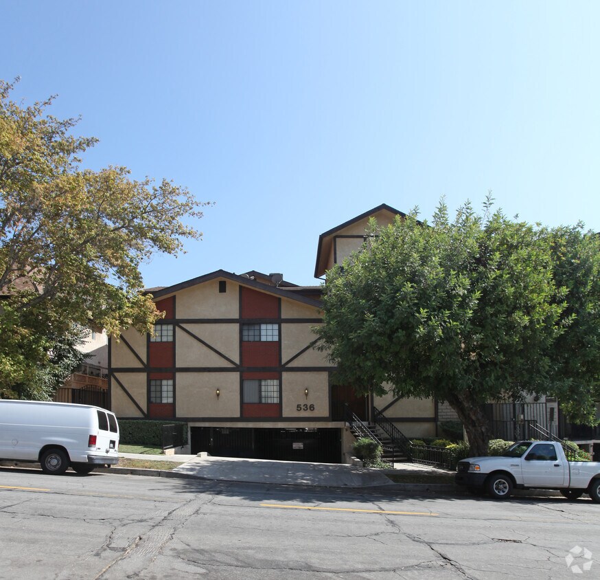 Foto del edificio - 536 E Cypress Ave