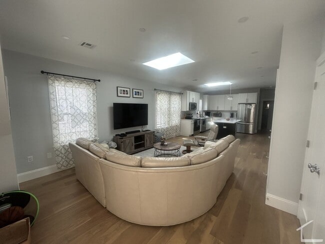 Building Photo - 9/1 No Fee! Modern 3BR/2BA near Oak Sq w/parking!