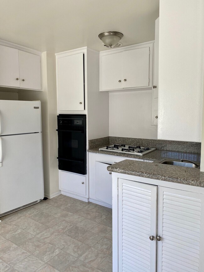 Building Photo - 1479 Rexford Dr