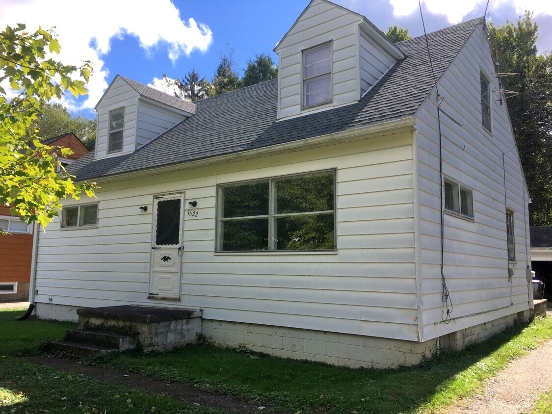 1622 Treasch Dr, Cuyahoga Falls, OH 44221 House Rental in Cuyahoga Falls, OH