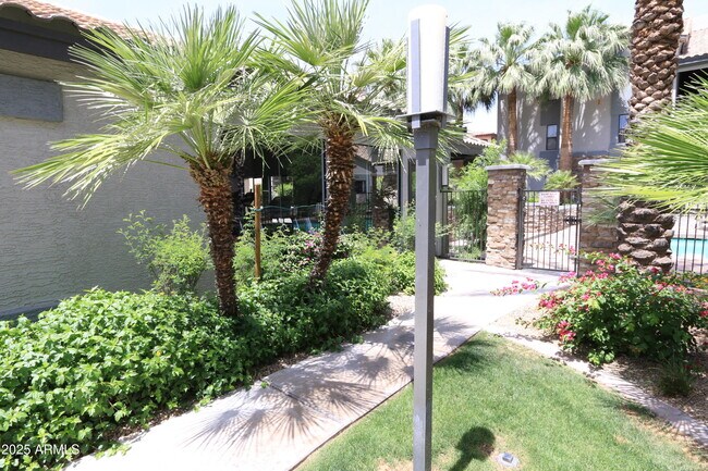 Foto del edificio - 2025 E Campbell Ave