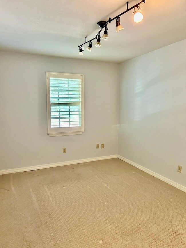 Building Photo - Youree Drive Townhouse