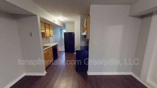 Foto del edificio - 210 B Laurelwood Drive