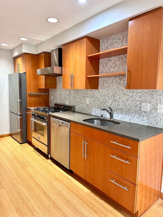 Foto del edificio - 6021A California Ave SW