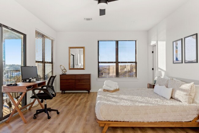 Foto del edificio - 1619 Lakeshore Dr