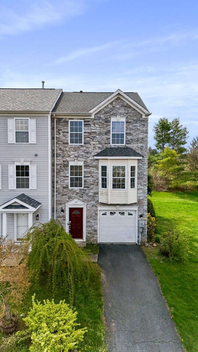 Building Photo - 164 Dunrobin Dr