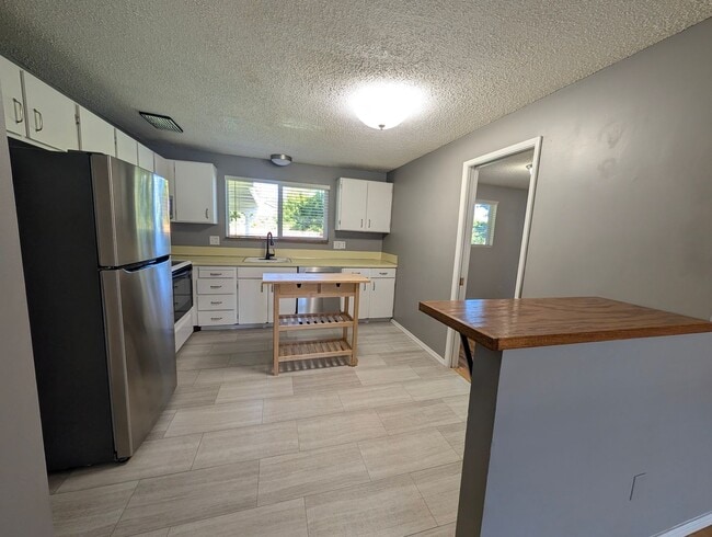Building Photo - Comfortable Single-Story Rambler in Central Kitsap