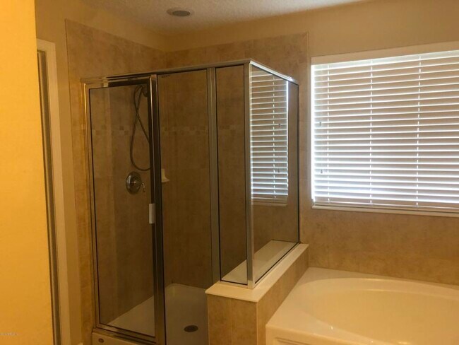 Foto del edificio - 753 Briar View Dr