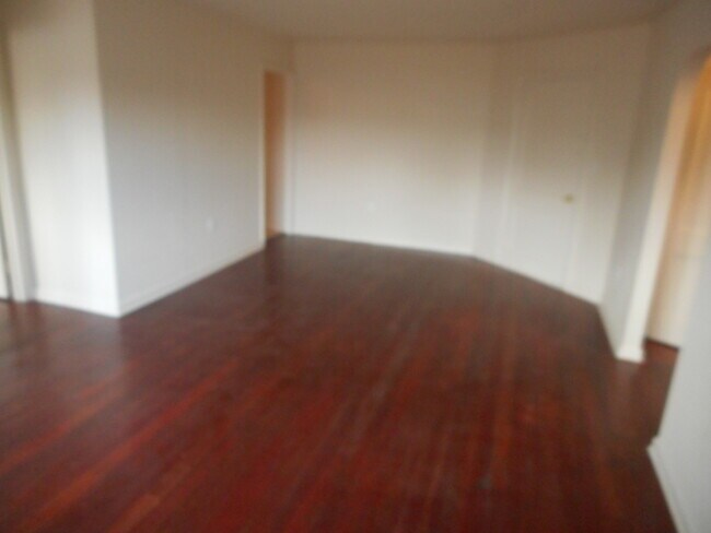 Building Photo - 587 Newark Pompton Tpke