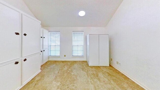 Foto del edificio - 103 W Lilly Ln
