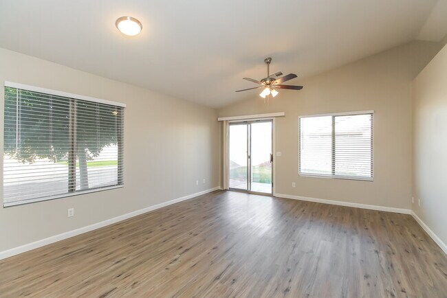 Foto del edificio - 9914 E Diamond Ave