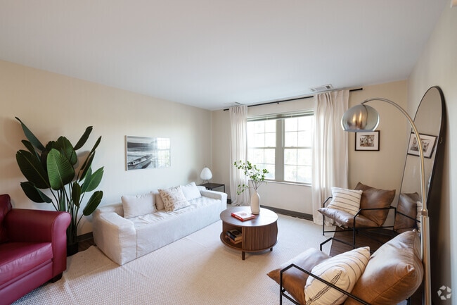 1BR, 1BA - 633SF - Living Room - College Suites at City Station East