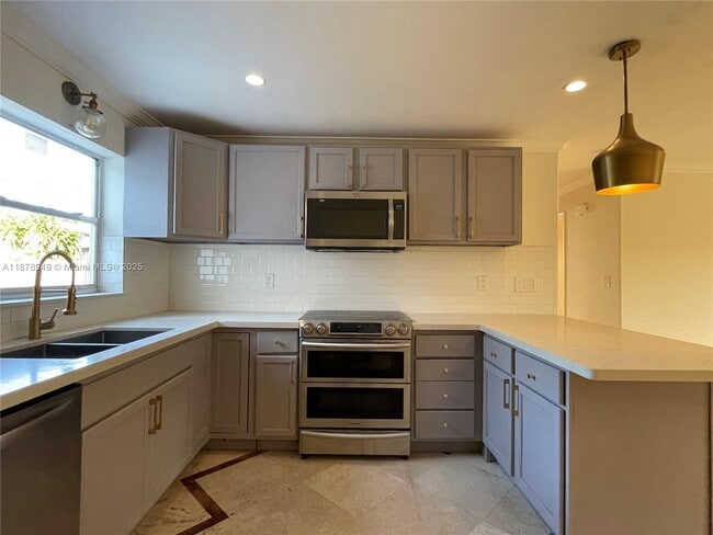 Foto del edificio - 1107 NE 8th St