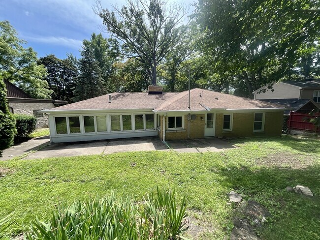 Building Photo - 223 Oak Hill Dr