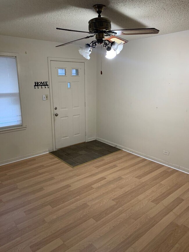 Foto del edificio - 630 N Stephens Ave