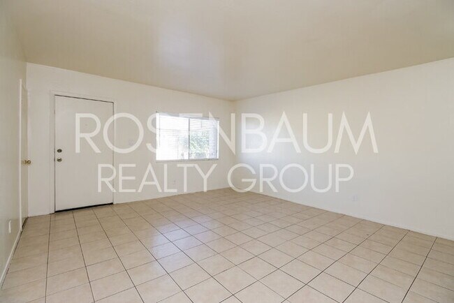 Foto del edificio - 1326 N Miller Rd