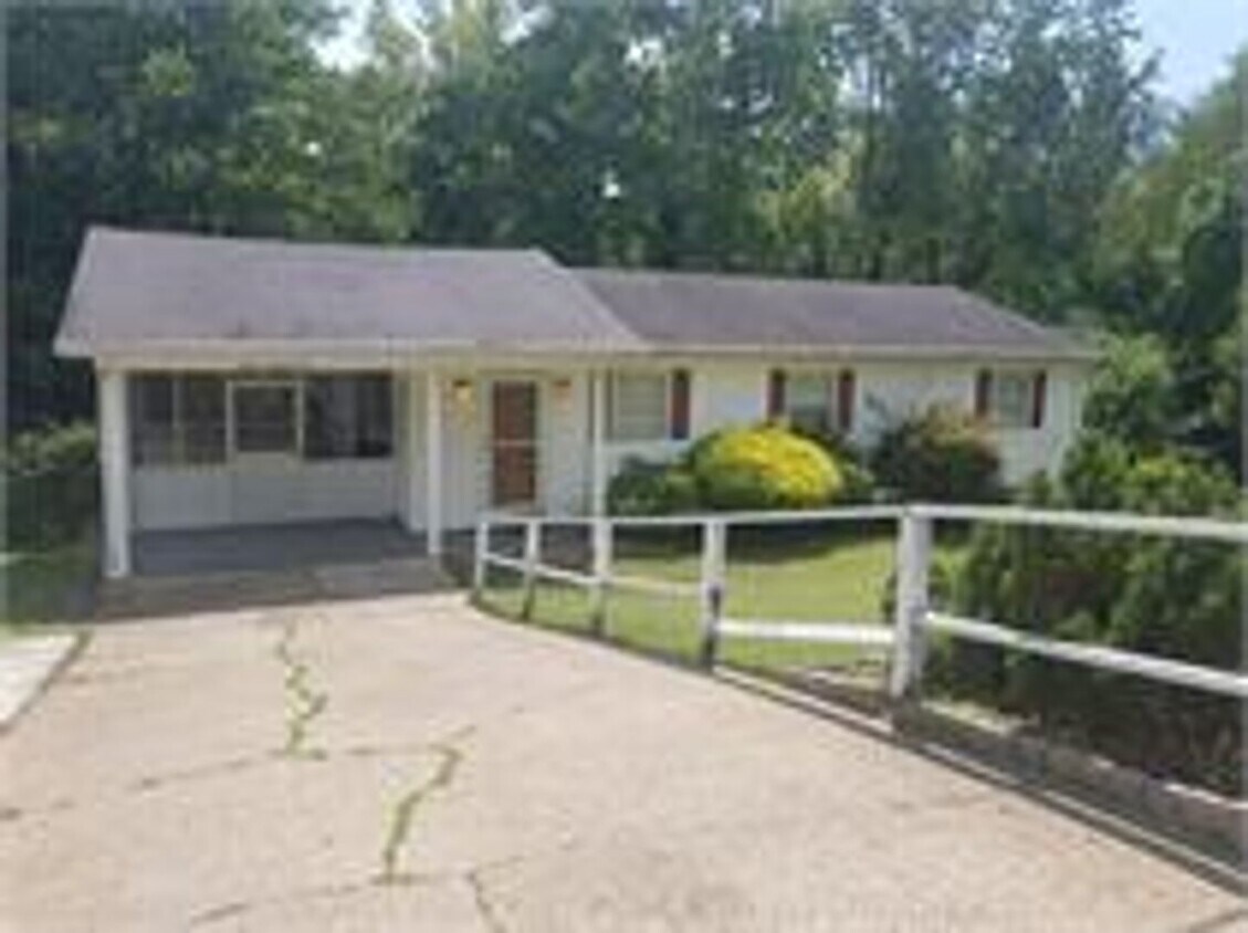 Foto principal - 3 Bedroom single family home in South Hills