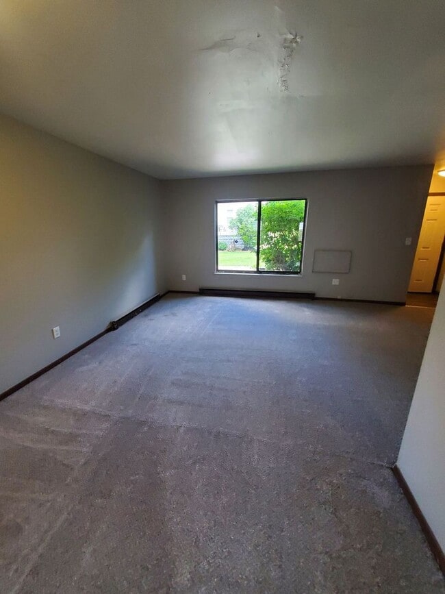 Building Photo - 8811-8815 W Mitchell St