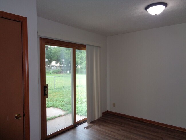 Foto del edificio - Spacious 3-Bedroom Home with Fenced Yard –...
