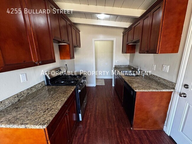 Foto del edificio - 4255 Bullard St