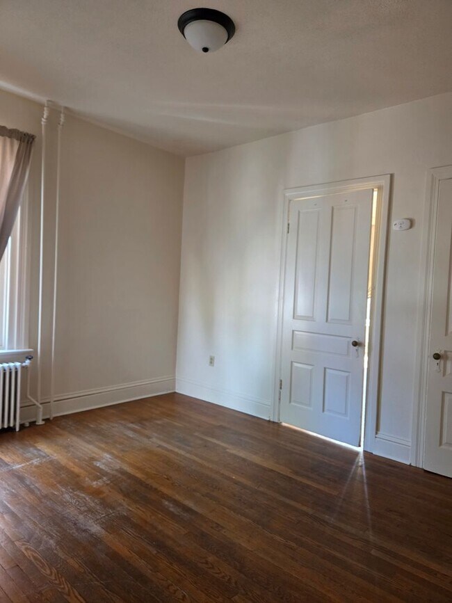 Building Photo - 623 W King St