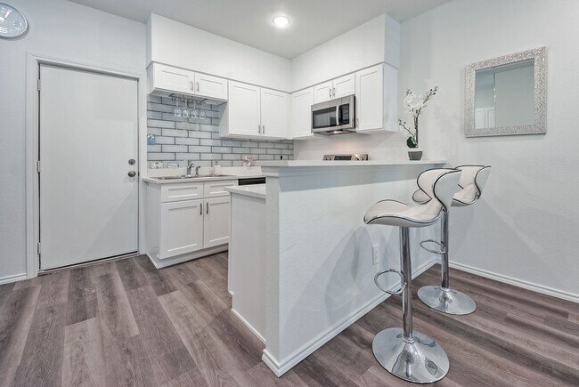 Imagen real de la cocina - 11234 Park Central Pl