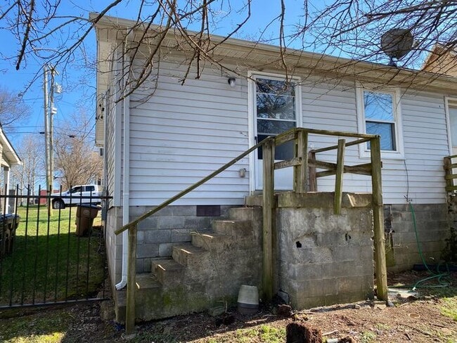 Building Photo - 1 Bedroom Renovated Duplex Unit - Great Lo...