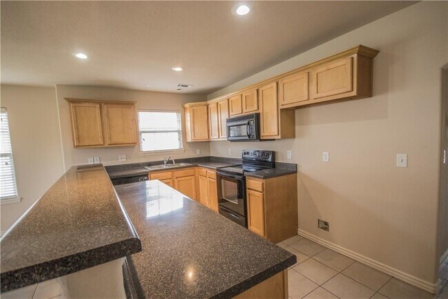 Building Photo - 912 Oakwood Ln