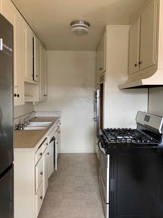 Foto del edificio - 214 E Chevy Chase Dr