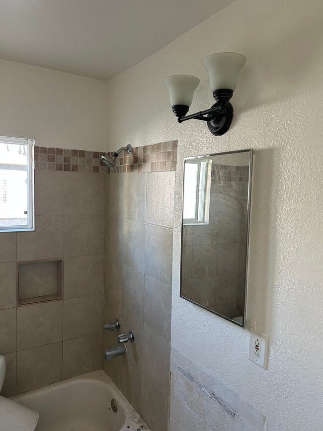 BAÑO - 422 W Laurel St