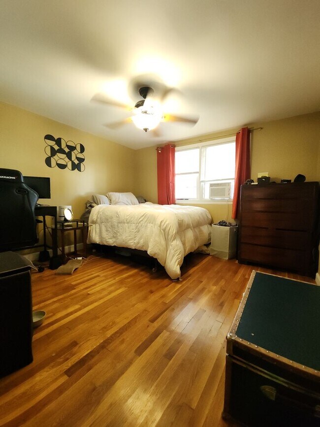Building Photo - 1 Bedroom Condo for Rent $2,400