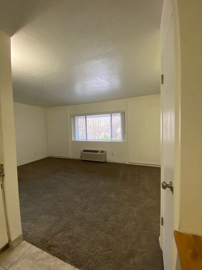 Foto del edificio - Studio Apartment - Available August 19th