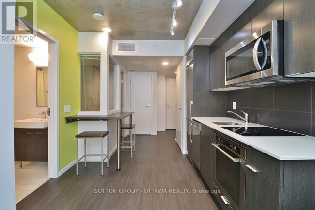 Building Photo - 105-105 Champagne Ave S