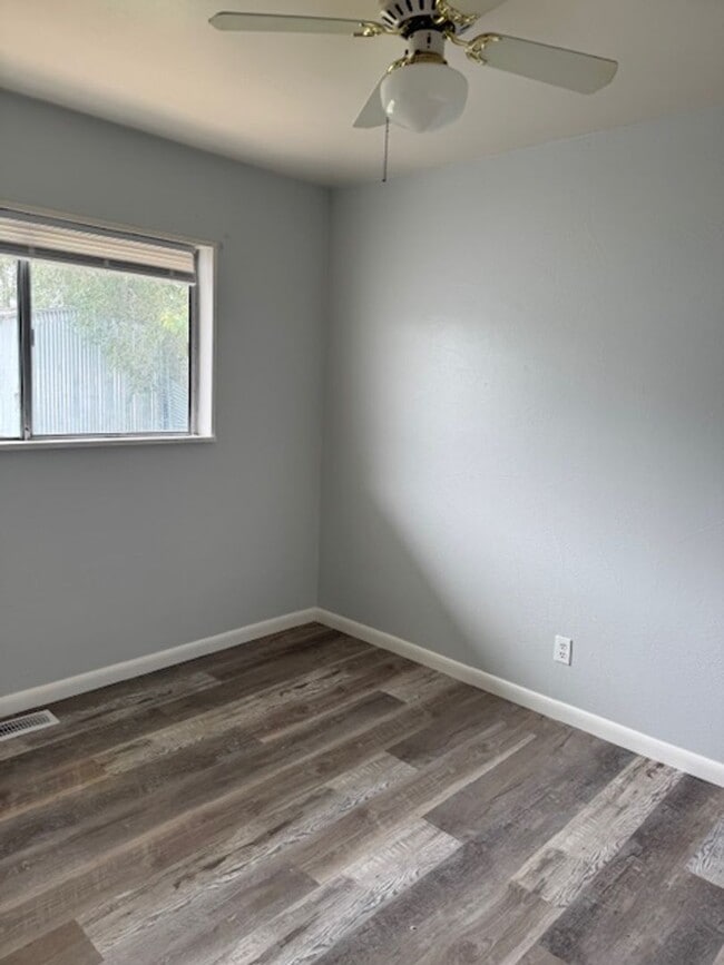 Building Photo - ALL PROSPECTIVE TENANTS MUST SUBMIT A ON L...