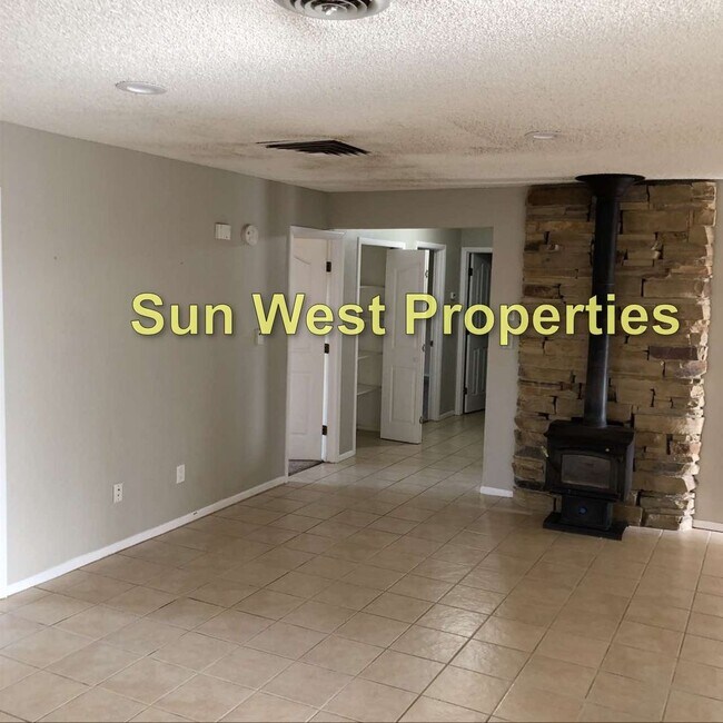 Foto del edificio - Viewings by appointments only (call 505-32...