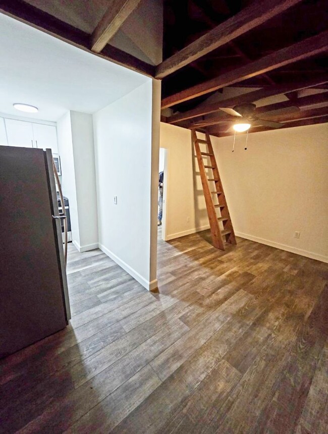 Foto del edificio - 1 bed, 1 bath - South Mission Hills neighb...