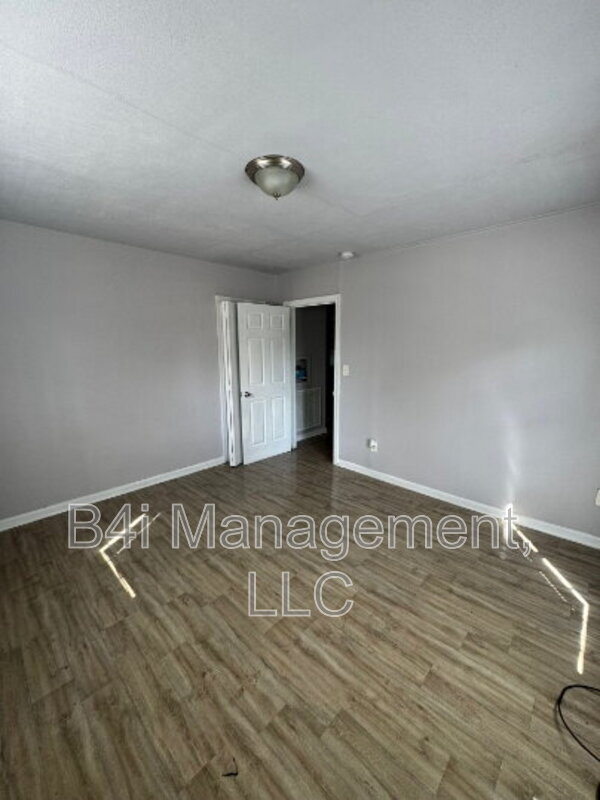 Building Photo - 2343 Huggins St