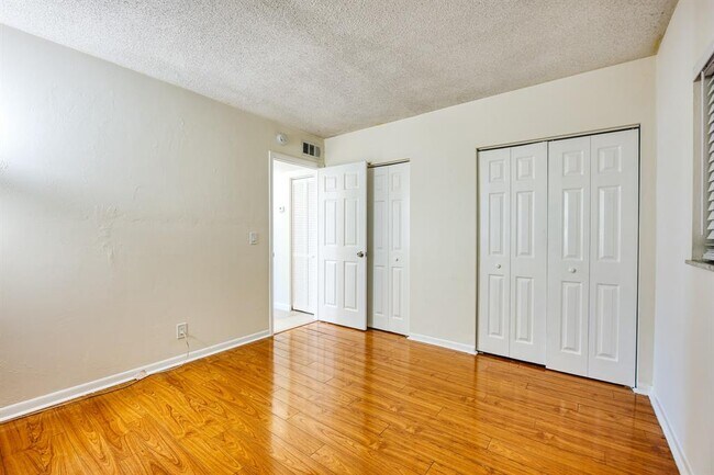 Building Photo - 714 SE 19th Ave